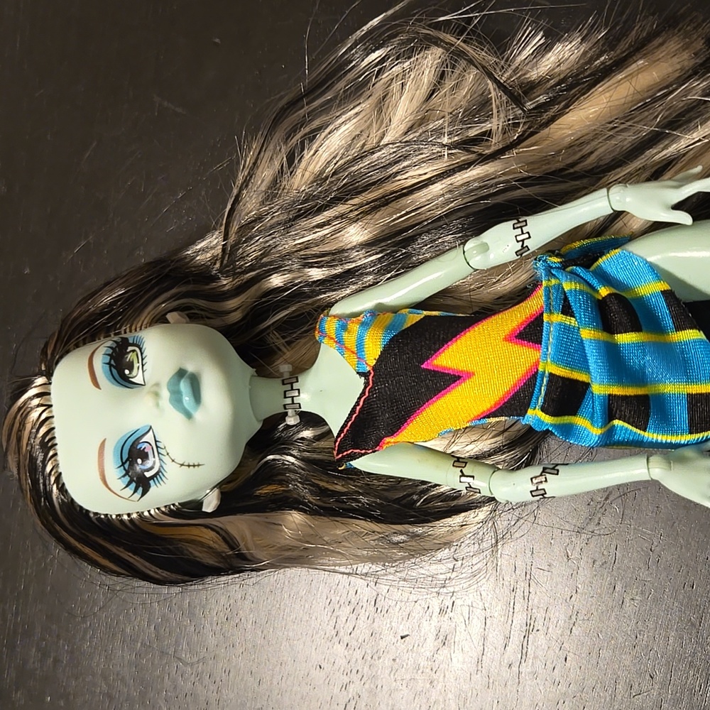Monster High Gloom Beach Frankie Stein Doll - Picture 2 of 9